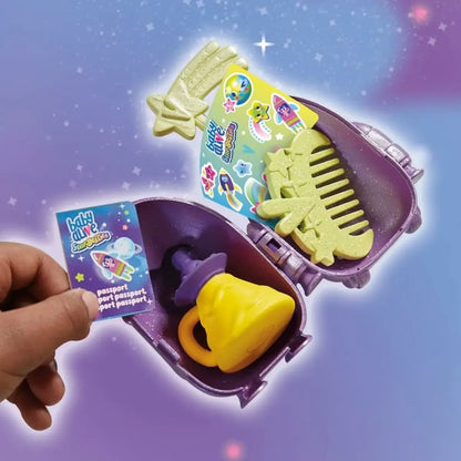 Juguete LL0308 de HASBRO, maleta púrpura con accesorios coloridos y pasaporte
