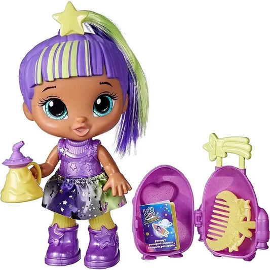 Muñeca HASBRO color púrpura con accesorios y maleta, lista para aventuras