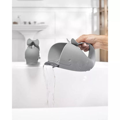 Juguete de baño elefante gris, mano vertiendo agua en la bañera