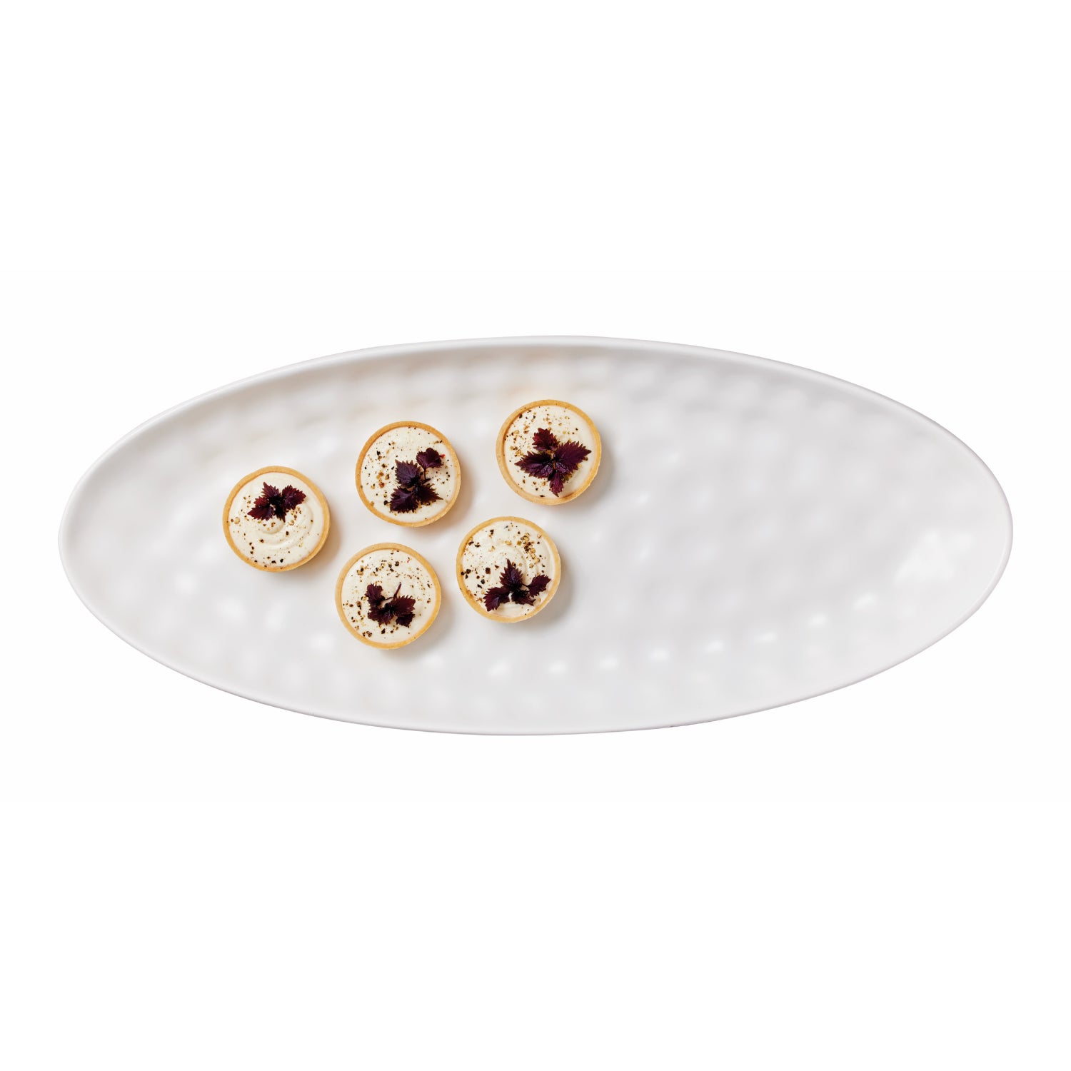 Bandeja para servir comida blanca ovalada con aperitivos decorativos