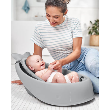 Bañera con hamaca para bebé gris, madre jugando con su bebé en baño