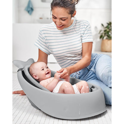 Bañera con hamaca para bebé gris, madre jugando con su bebé en baño