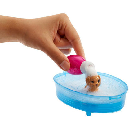 Barbie bañando a un cachorro en tina azul, con jabón espumoso y juguetes de baño
