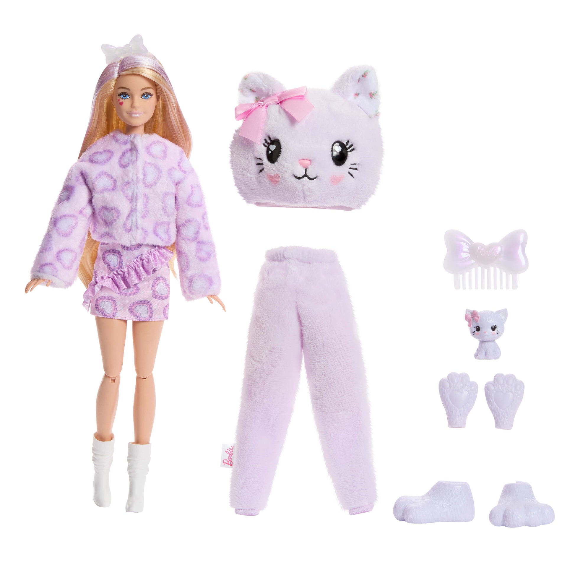 Muñeca Barbie con conjunto de felpa morado y accesorios en un entorno juguetón