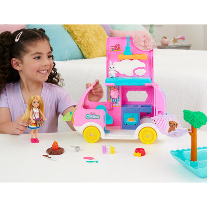 Barbie auto de juguete rosa con muñeca, vista frontal en entorno colorido