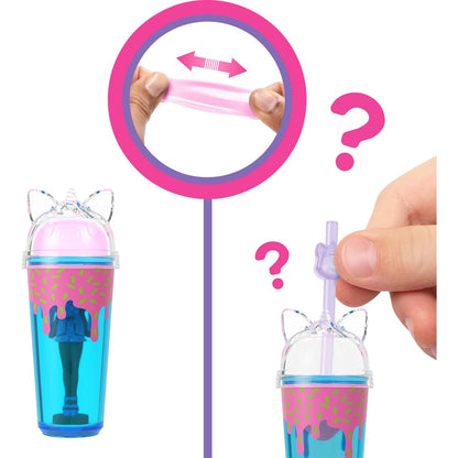 Vaso Barbie Color Reveal con efecto de sorpresa y diseño de dona, mostrando el uso de la pajilla