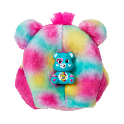 Muñeca Barbie en mochila multicolor, vista trasera con detalles de oso