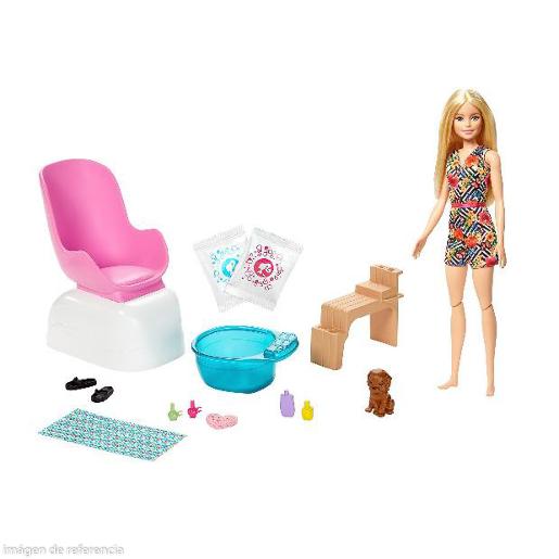 Muñeca Barbie con silla de baño rosa, accesorios de juego y perro, escenario divertido
