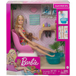 Barbie en spa mani-pedi rosa, con accesorios y perro en entorno relajante