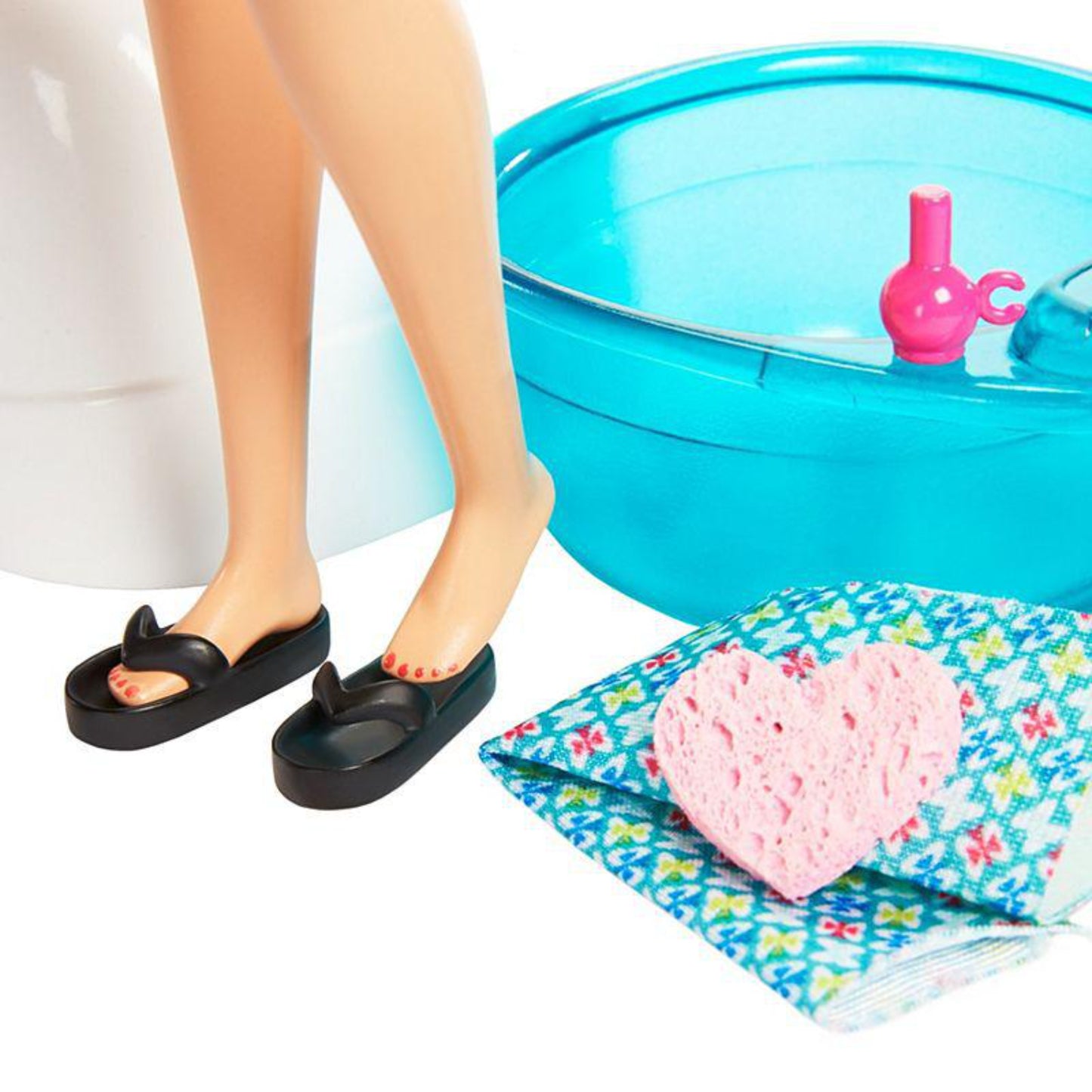 Barbie con sandalias negras y artículos de baño, color azul y rosa