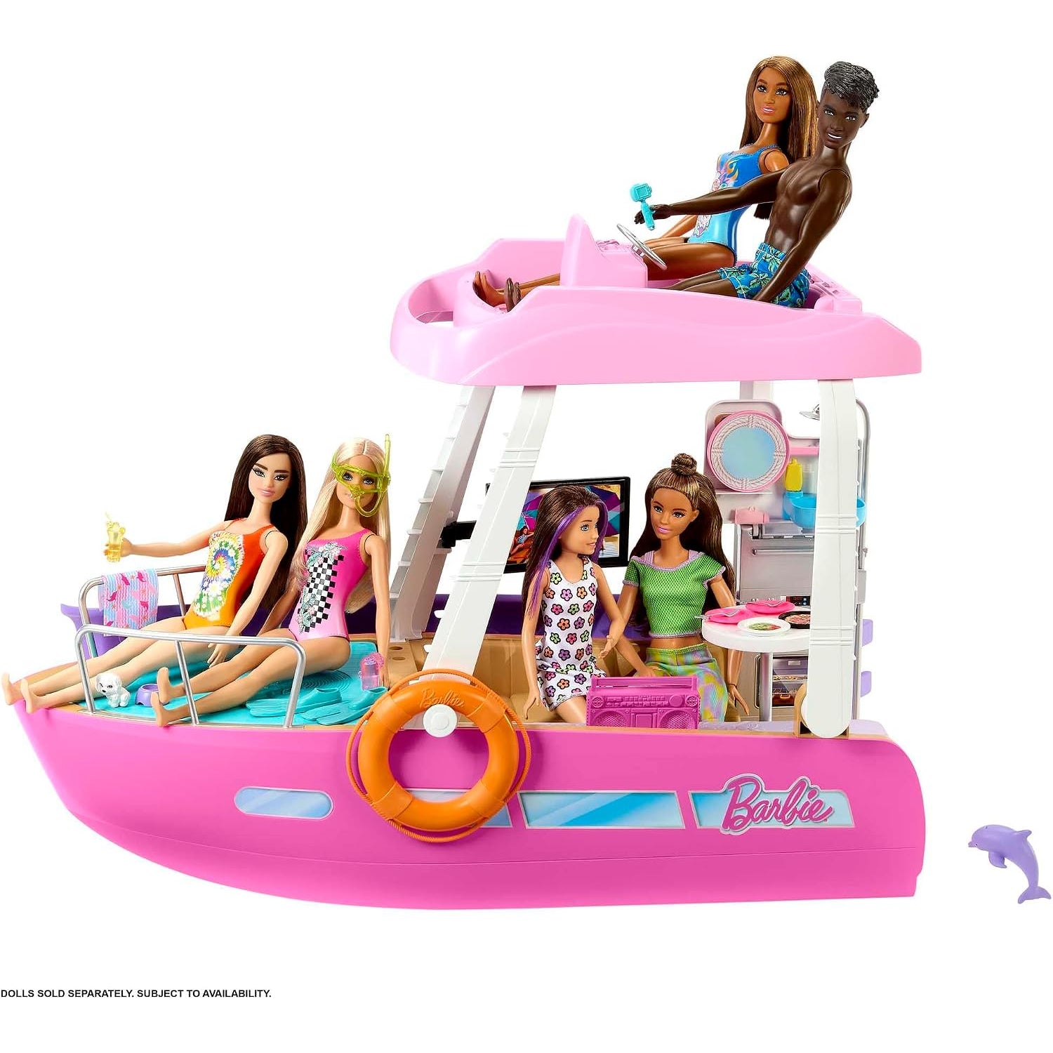 Barbie muñeca en yate rosa con amigas, disfrutando de un día de diversión en el mar