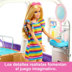 Barbie muñeca con vestido a rayas colorido, jugando en una cocina