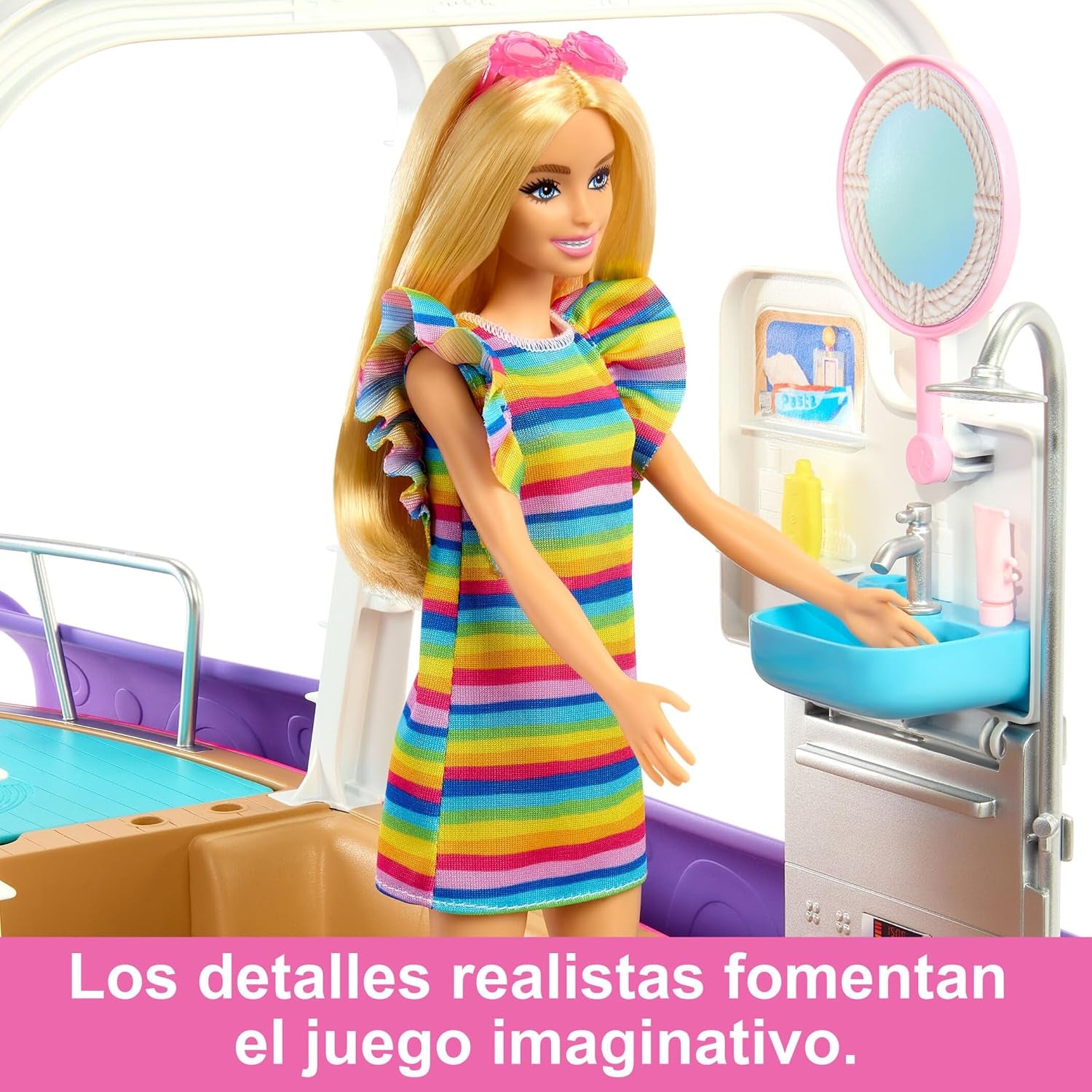 Barbie muñeca con vestido a rayas colorido, jugando en una cocina