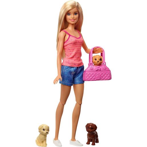 Muñeca Barbie con bolso rosa y dos cachorros en el suelo