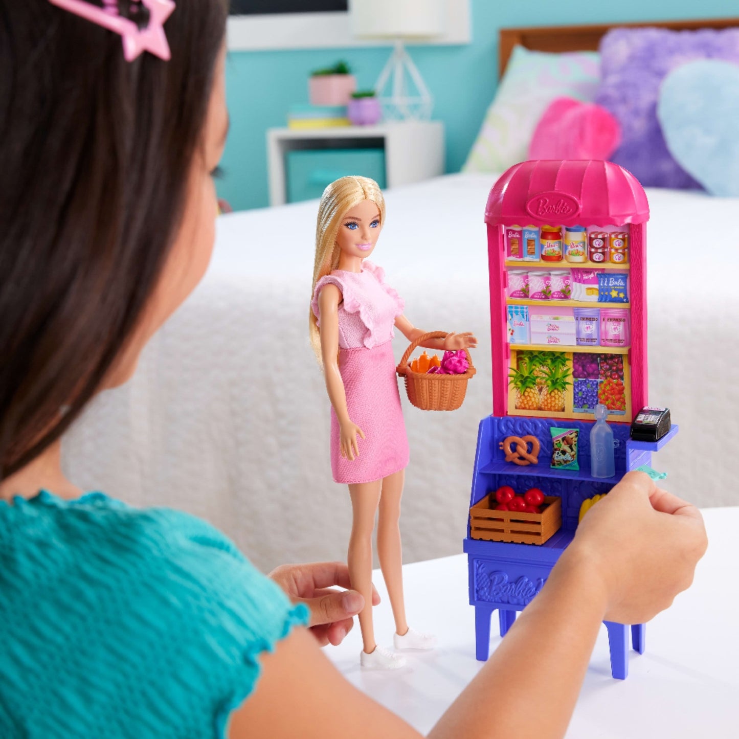 Muñeca Barbie de MATTEL con carrito de frutas, vista lateral en el cuarto