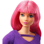 Barbie muñeca con cabello rosa, vista frontal y atuendo morado