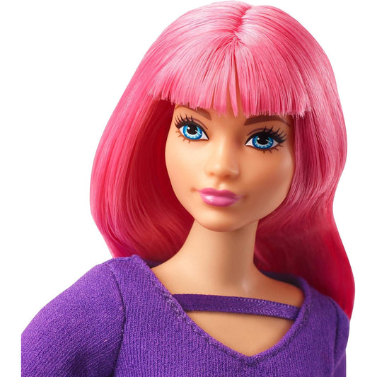 Barbie muñeca con cabello rosa, vista frontal y atuendo morado
