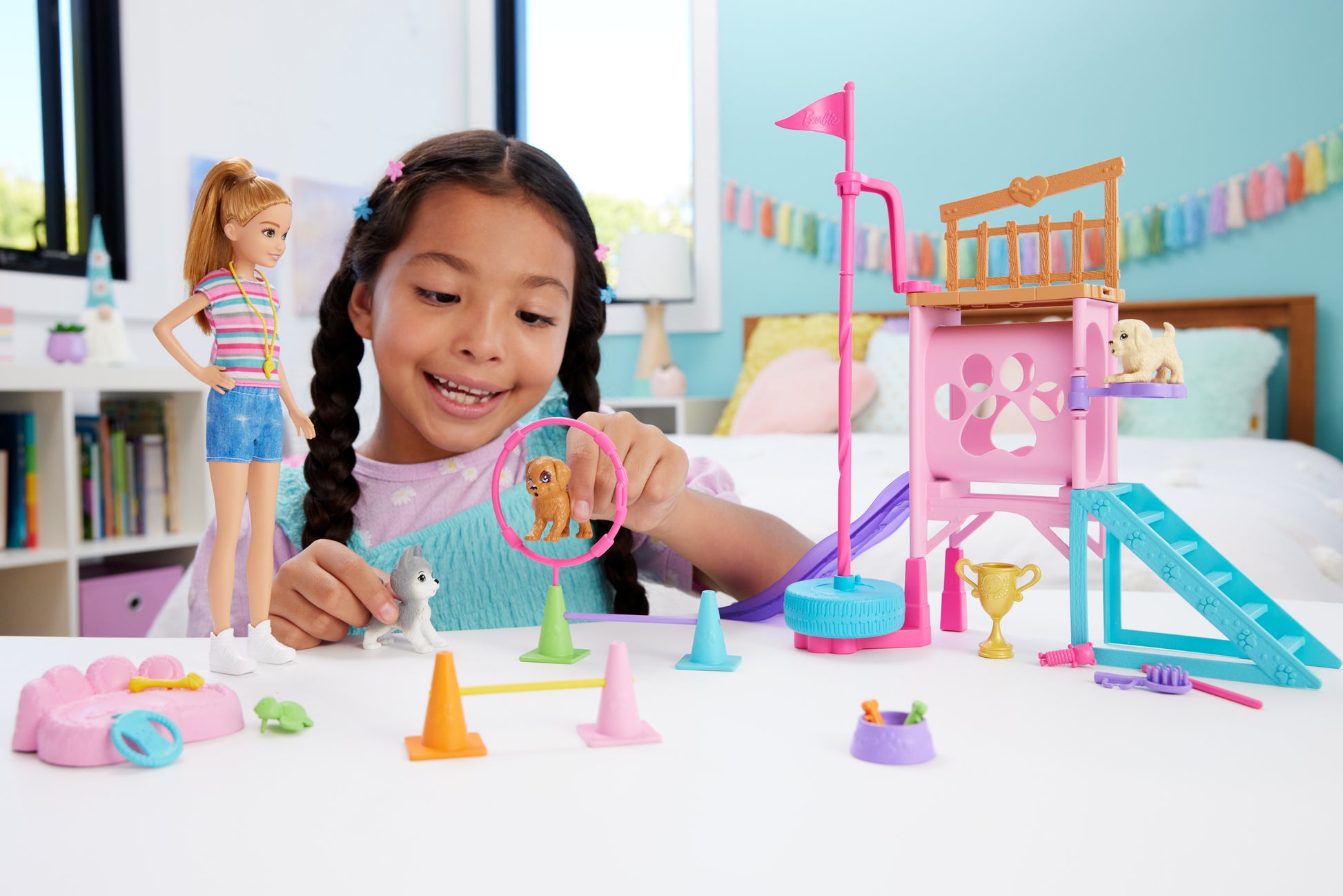 Muñeca Barbie con set de actividad y mascotas en colores rosa y azul, niña jugando en casa