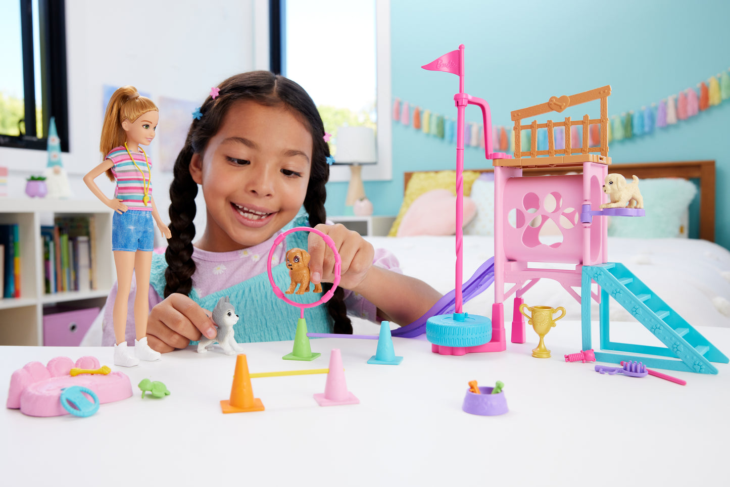 Muñeca Mattel con juguete de competencia canina, niña jugando en sala de juegos