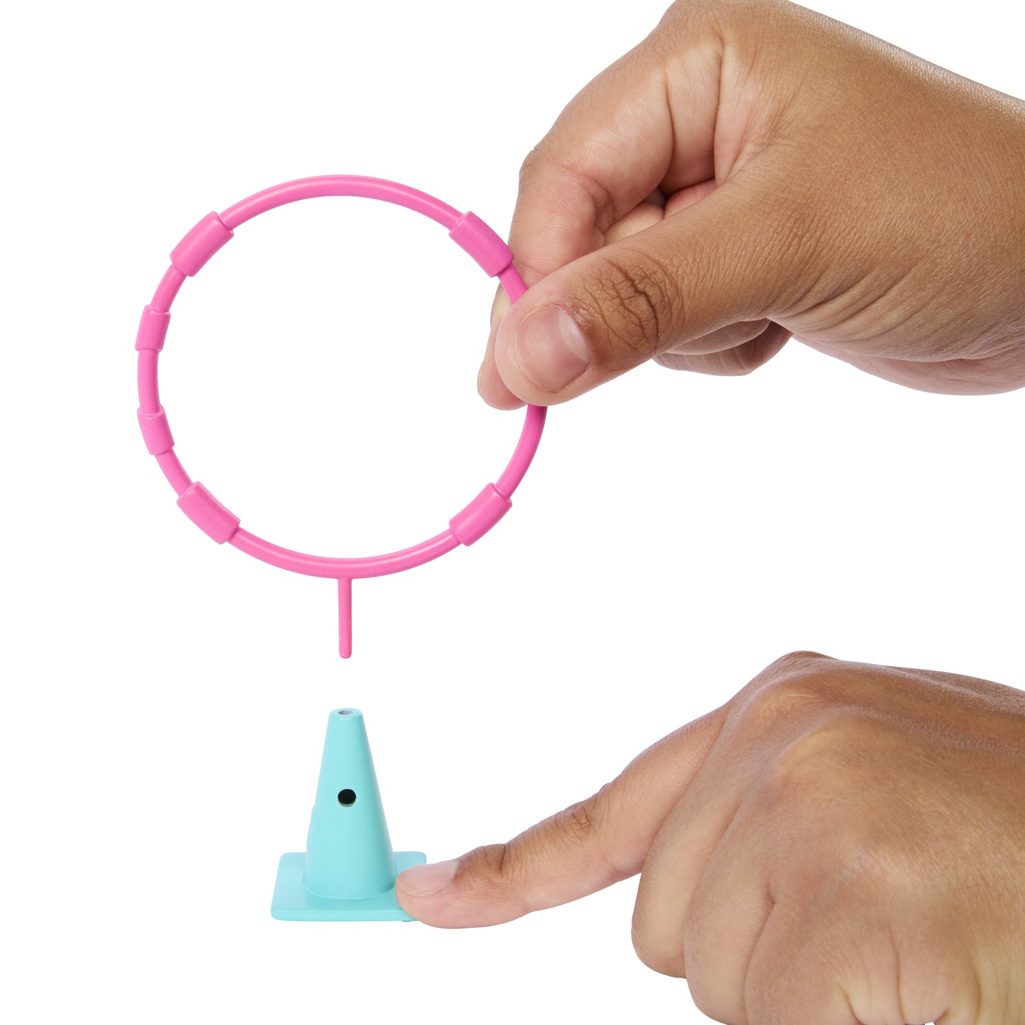 juego de anillas en color rosa, vista de mano lanzando un aro