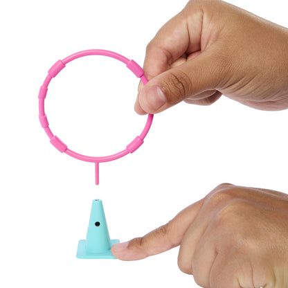 juego de anillas en color rosa, vista de mano lanzando un aro