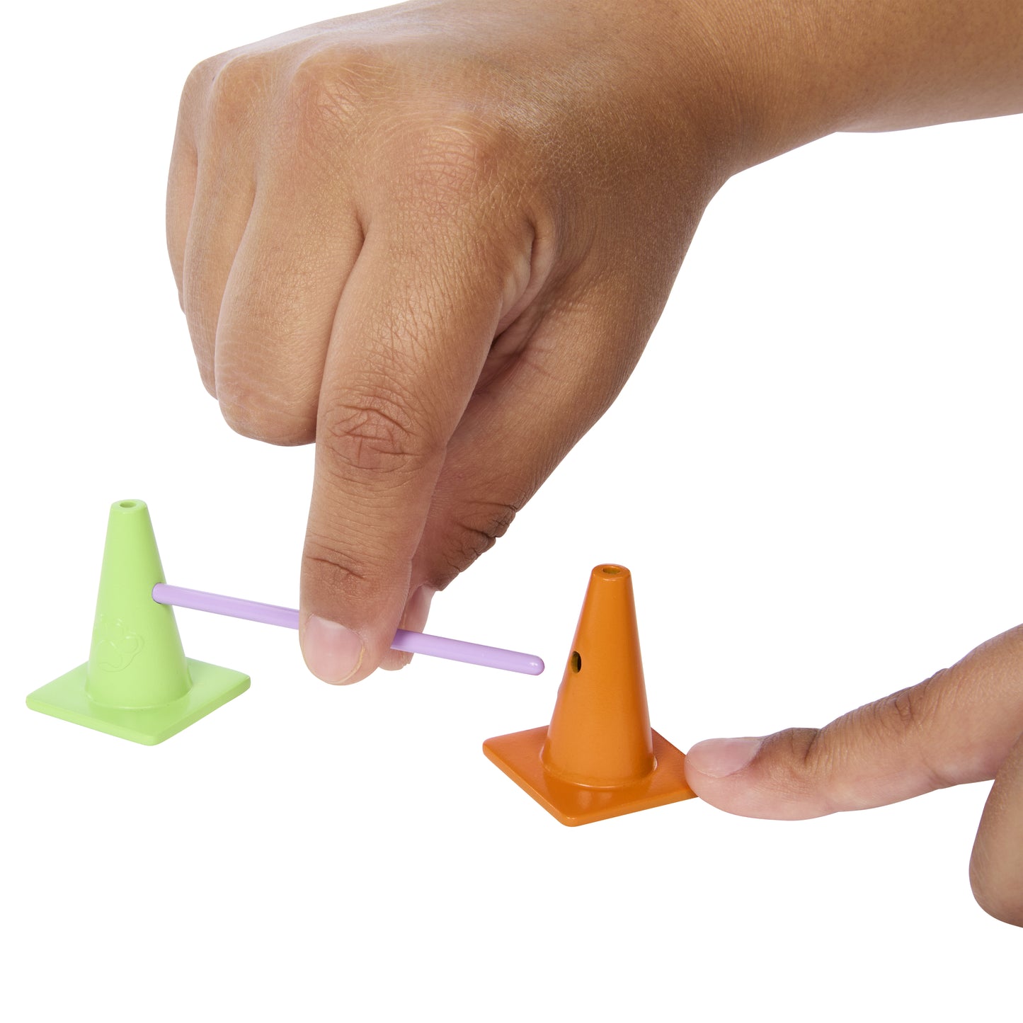 Juego MATTEL con conos verdes y naranjas, manos jugando con palitos de colores