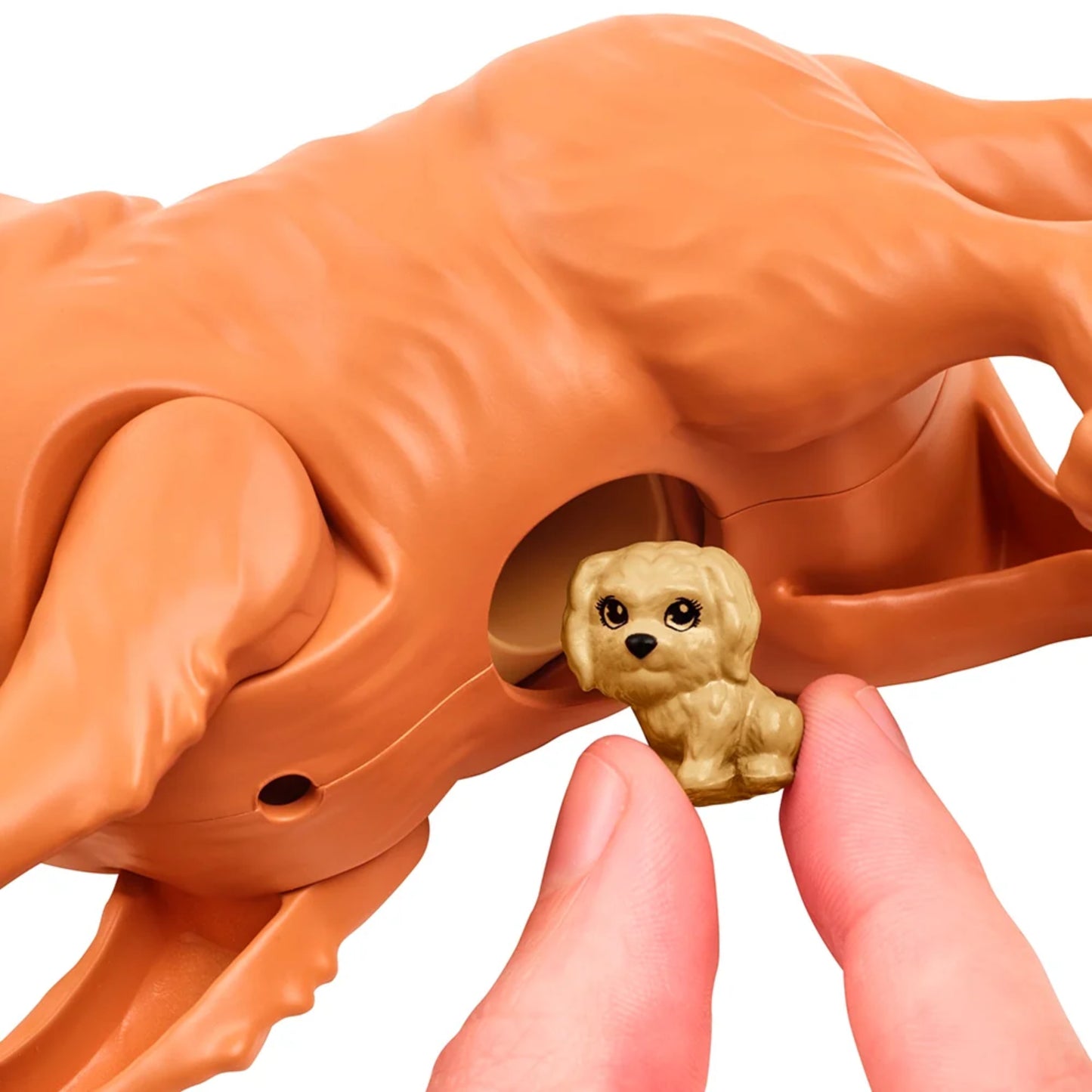 Juguete Barbie de perro marrón con figura de cachorro en la mano, vista lateral