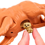 Juguete Barbie de perro marrón con figura de cachorro en la mano, vista lateral