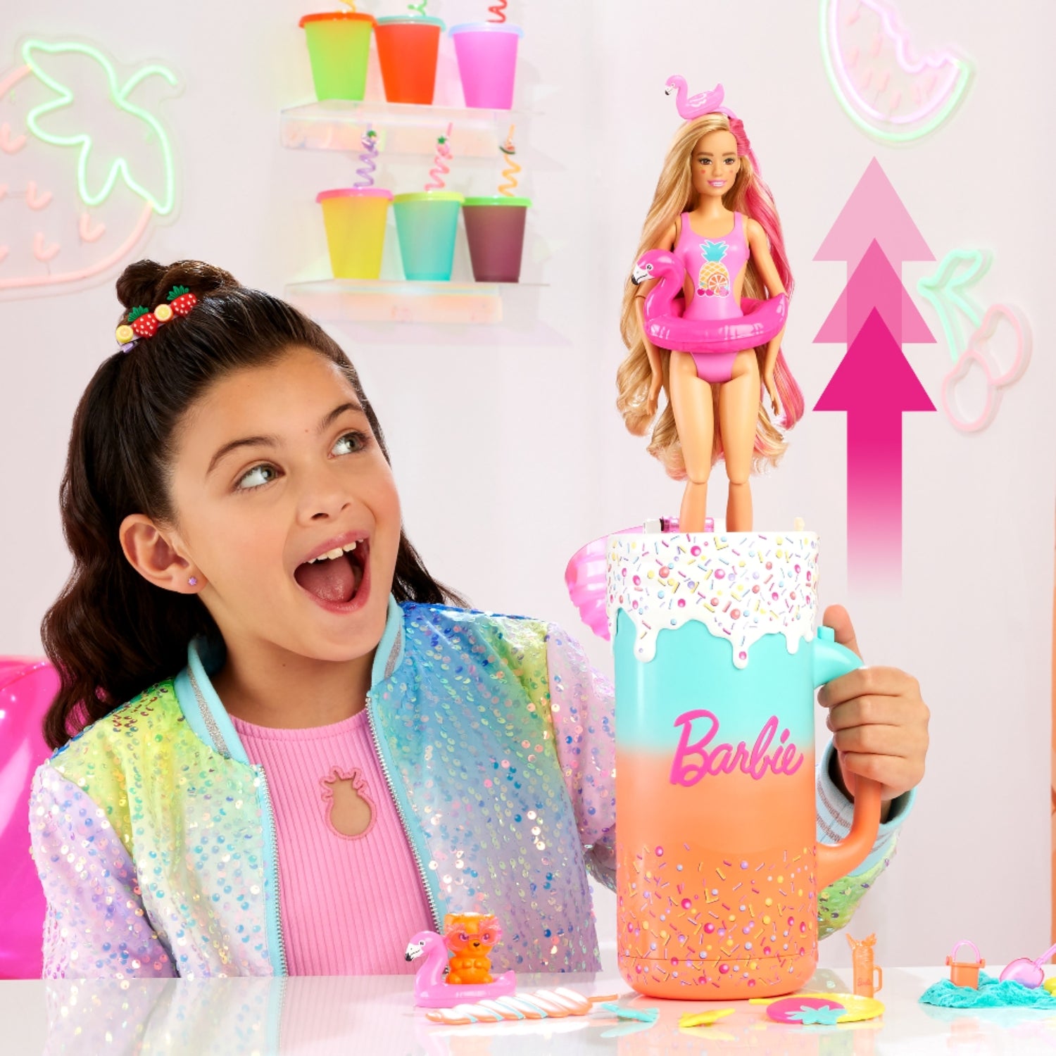 Muñeca Barbie en recipiente colorido con detalles de verano, niña emocionada