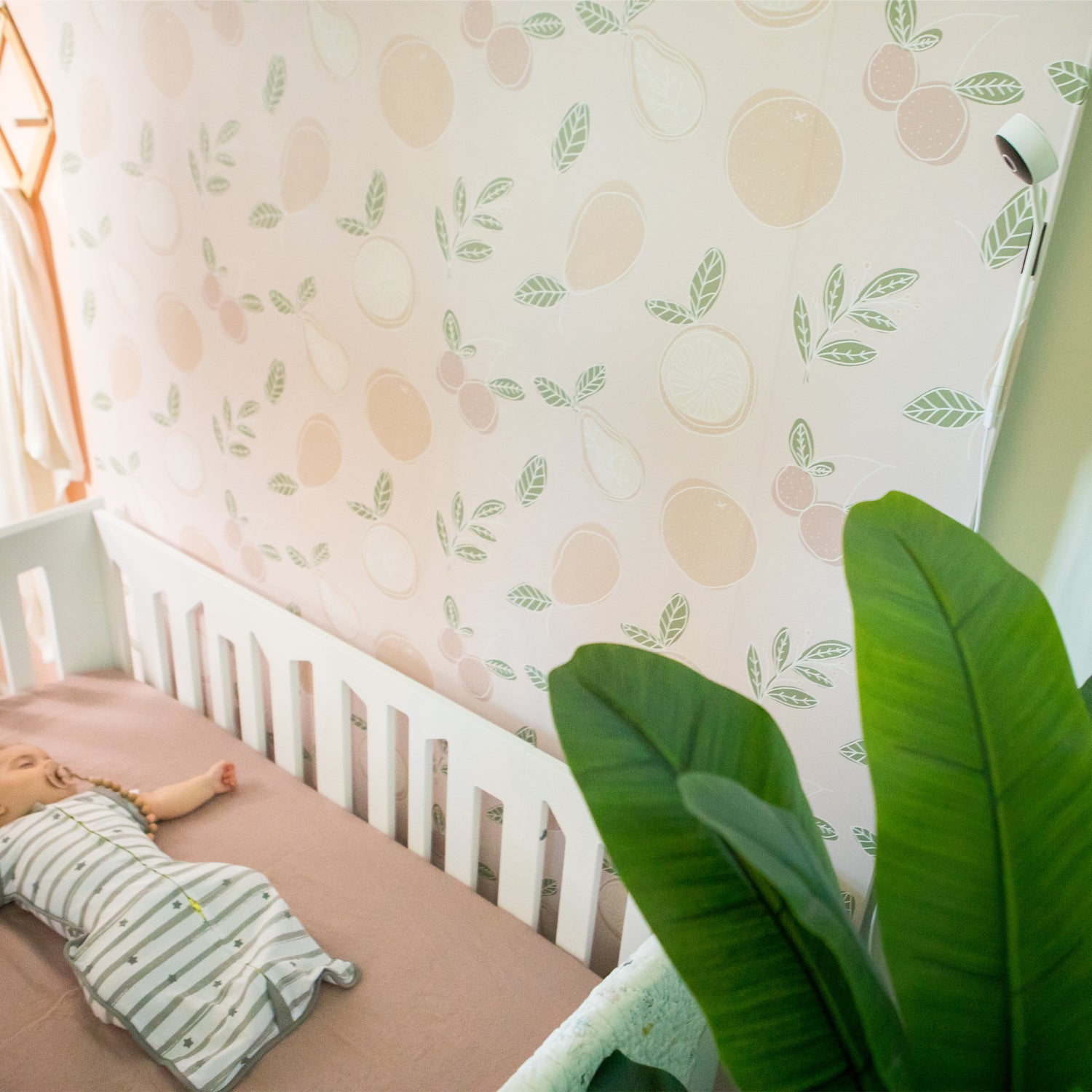 Monitor BBLUV en habitación infantil, cuna y decoración suave