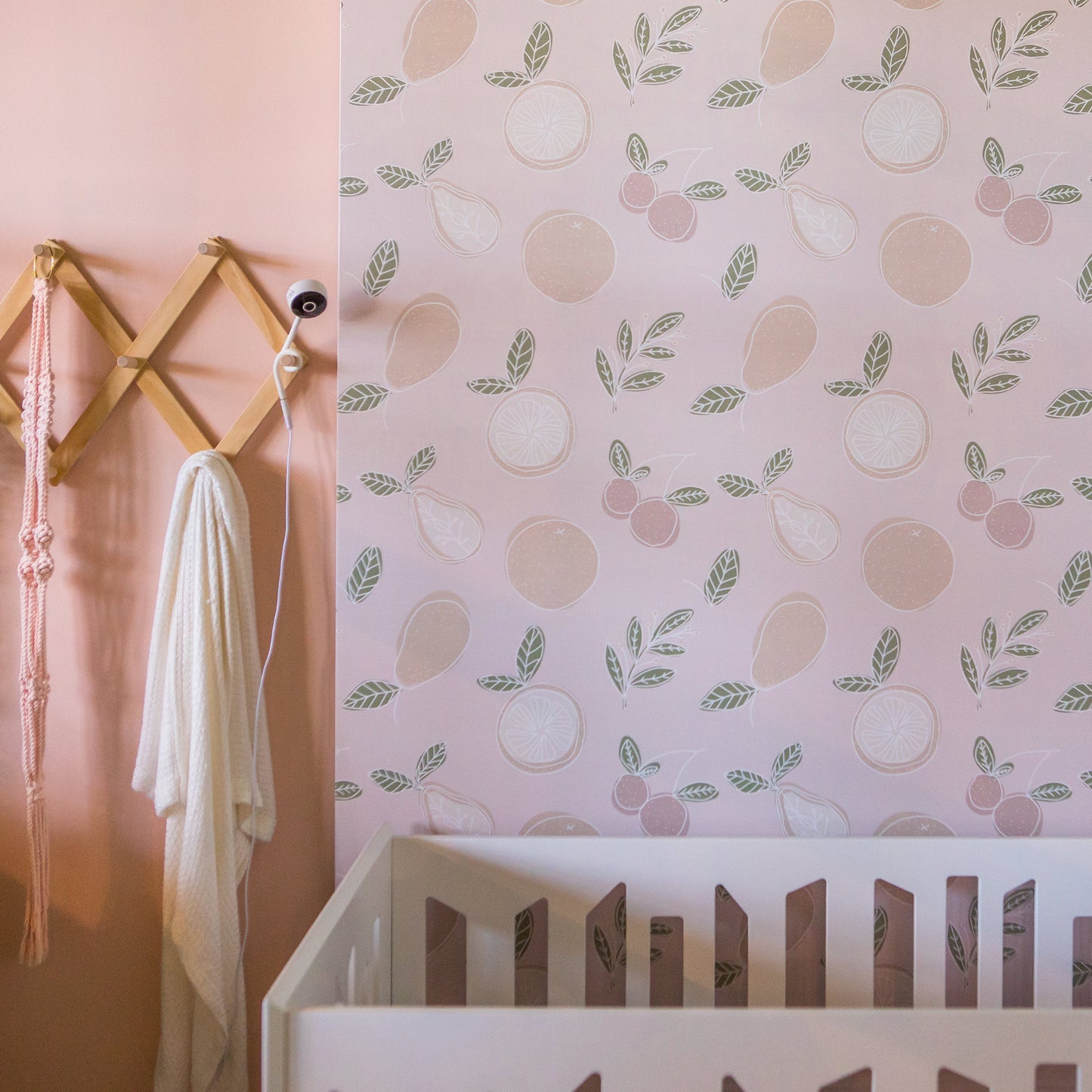 Monitor BBLUV blanco en pared rosa con diseño de frutas en habitación infantil