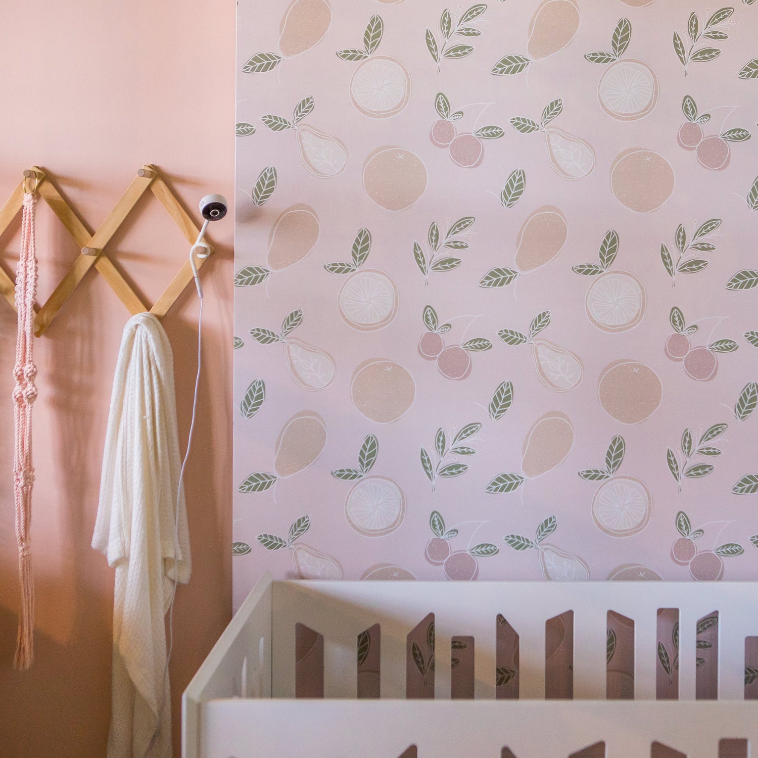 Monitor BBLUV blanco en pared rosa con diseño de frutas en habitación infantil
