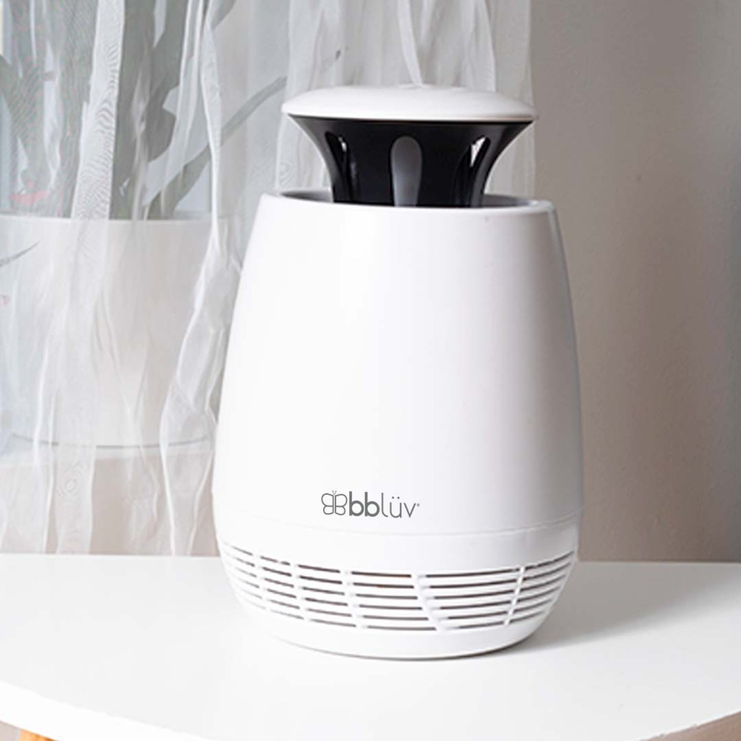 Lampara blanca BBLUV, diseño moderno en sala con luz suave