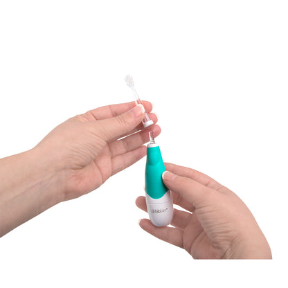Cepillo BBLUV en manos, vista frontal, ideal para higiene bucal de bebés