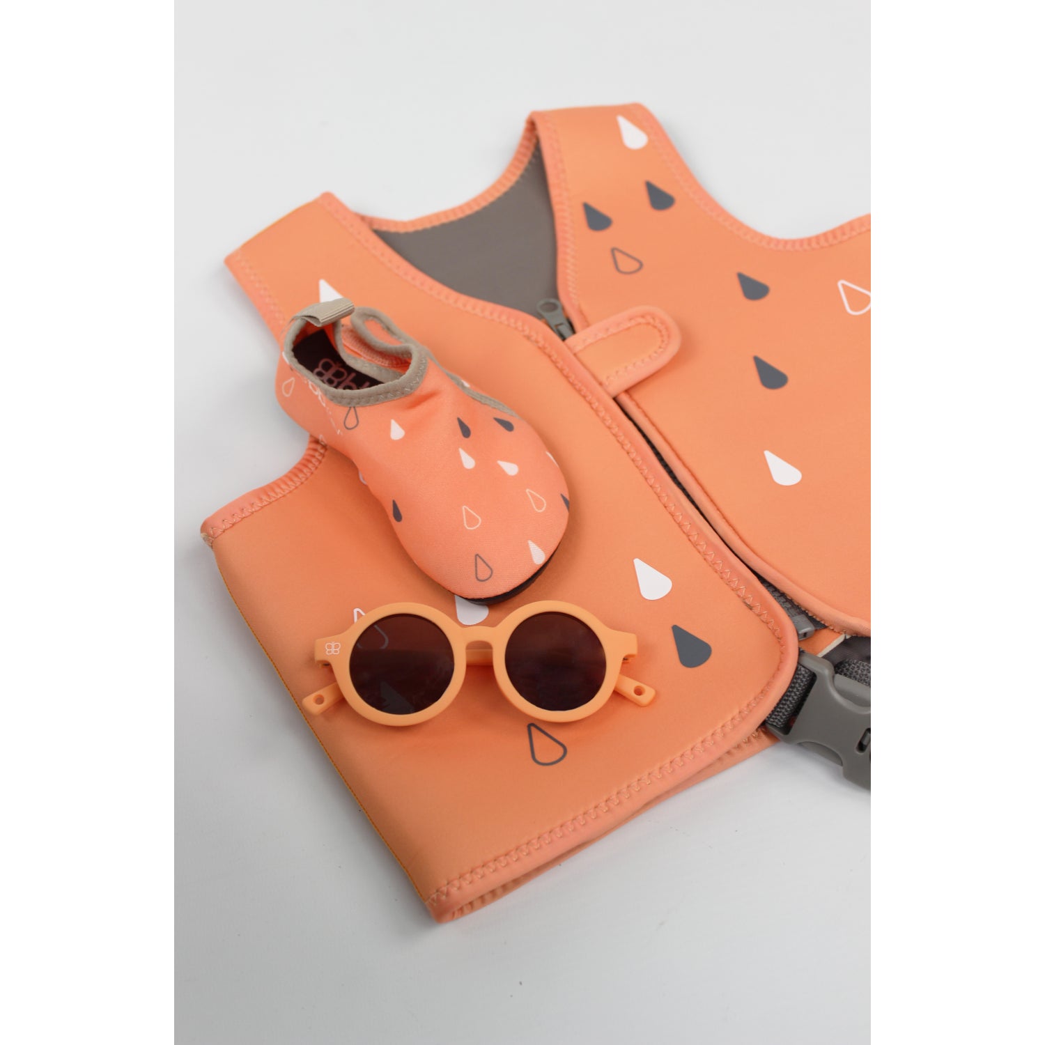 Ropa de baño naranja con gotas y gafas de sol para bebé BBLUV