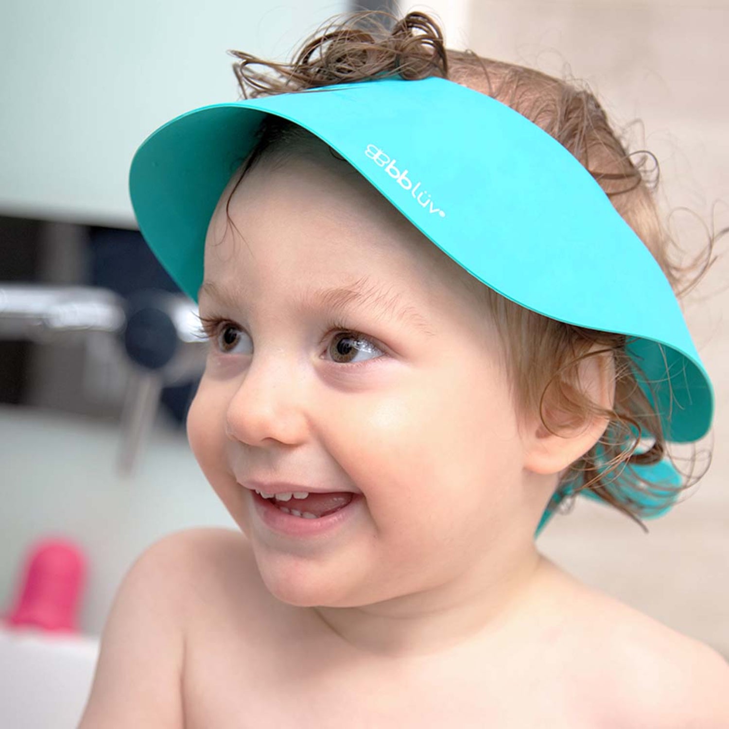 Gorro repelente azul para niños, vista frontal, en el baño.