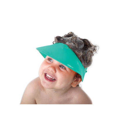 Gorro de baño verde para niños con champú, repelente de agua en uso