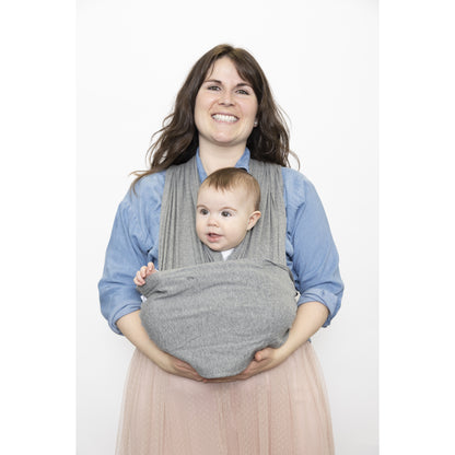 Banda portabebés gris con un bebé sonriendo, vista frontal, mamá sosteniéndolo