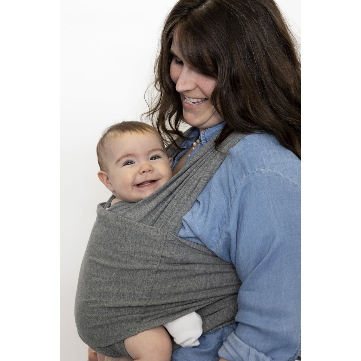 Portabebés gris de BBLUV, mamá sosteniendo a su bebé sonriendo