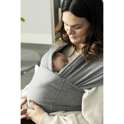 fular para bebe gris, madre sosteniendo a su hijo en brazos