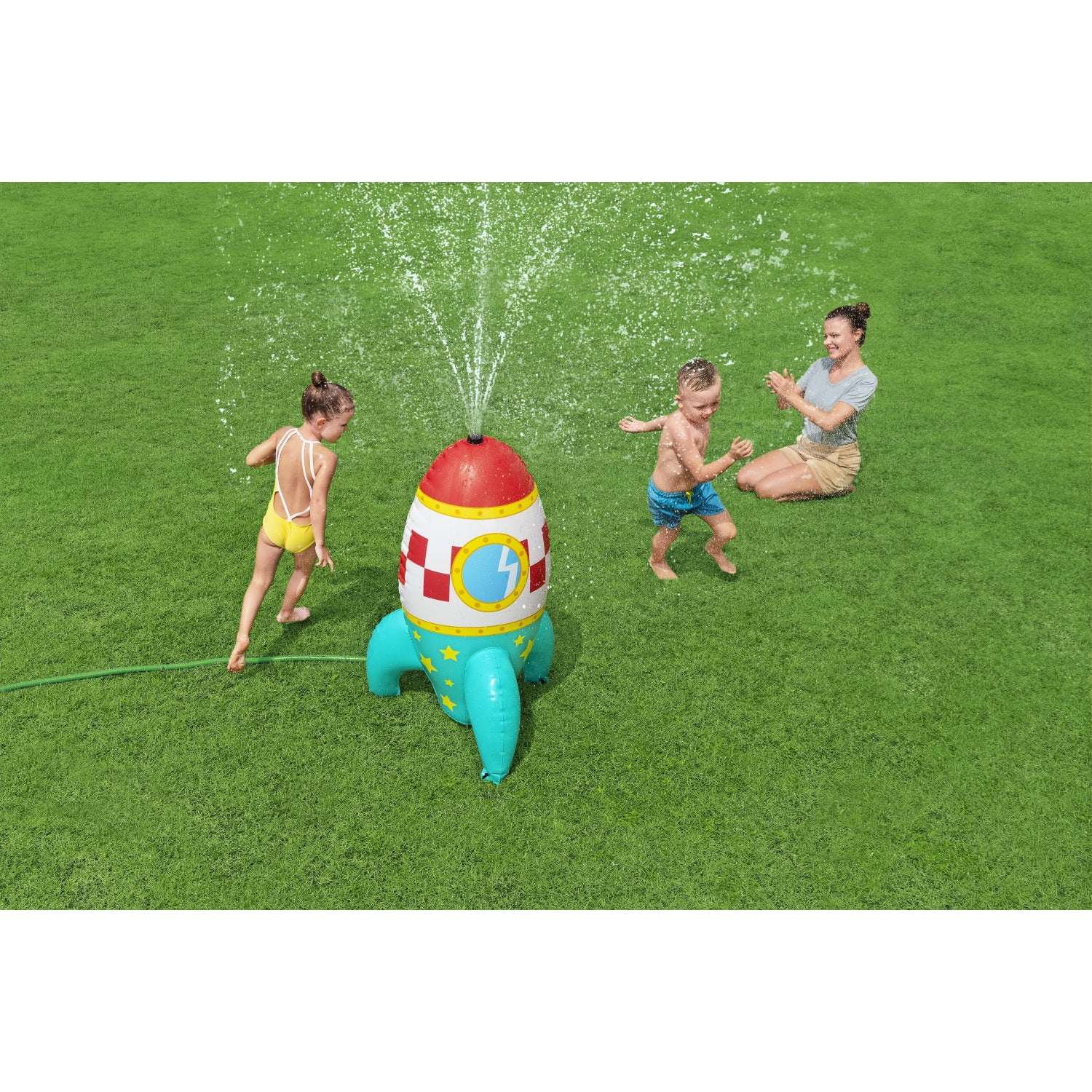 Cohete rociador BESTWAY en jardín, niños jugando y agua saliendo del cohete