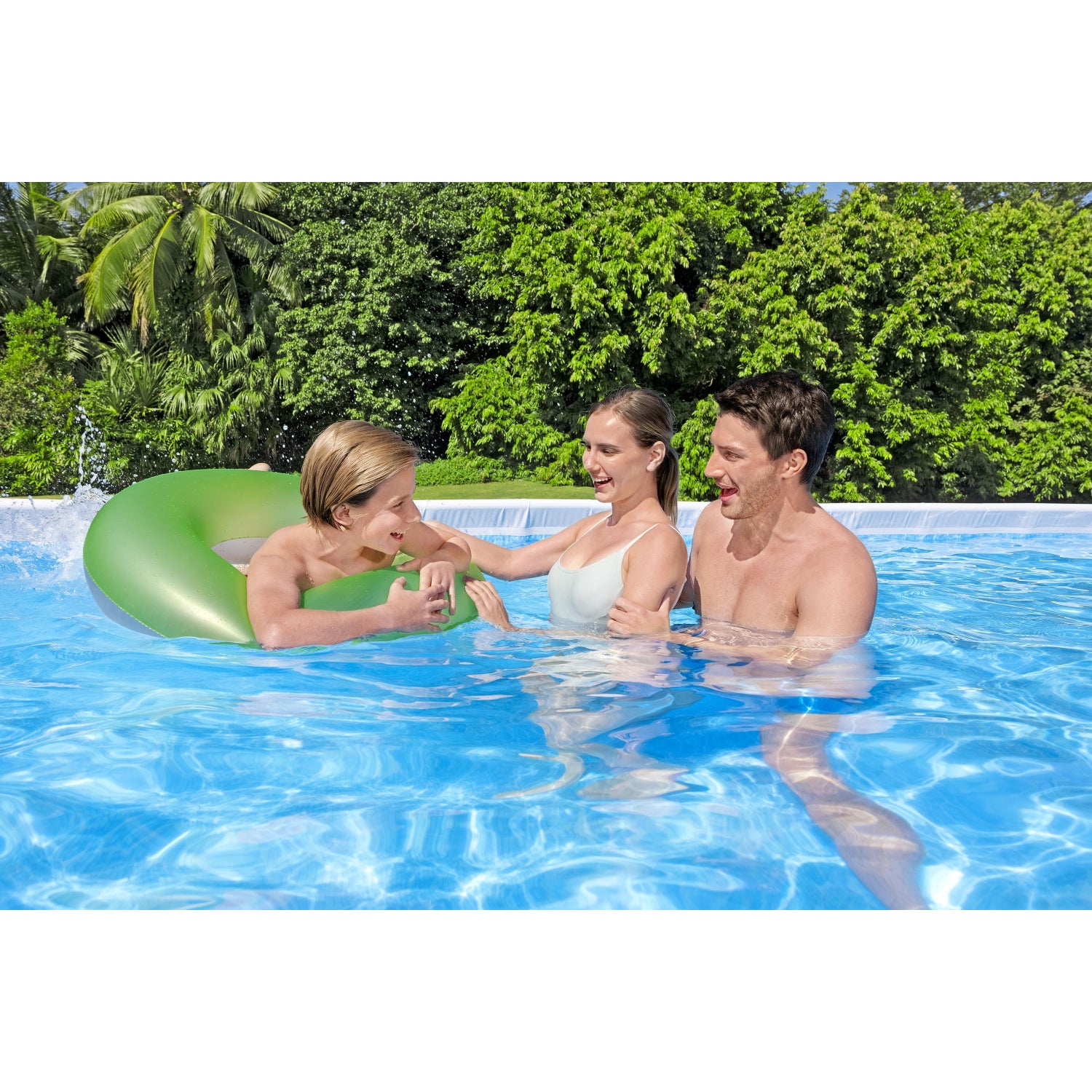 familia disfrutando en piscina armable para exterior Bestway con flotador verde