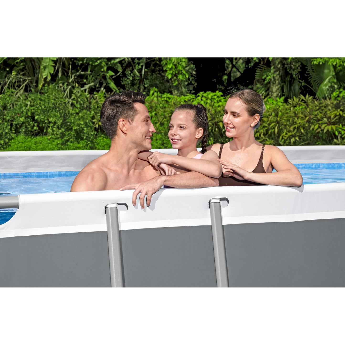 piscina armable BESTWAY gris para exterior, tres personas disfrutando