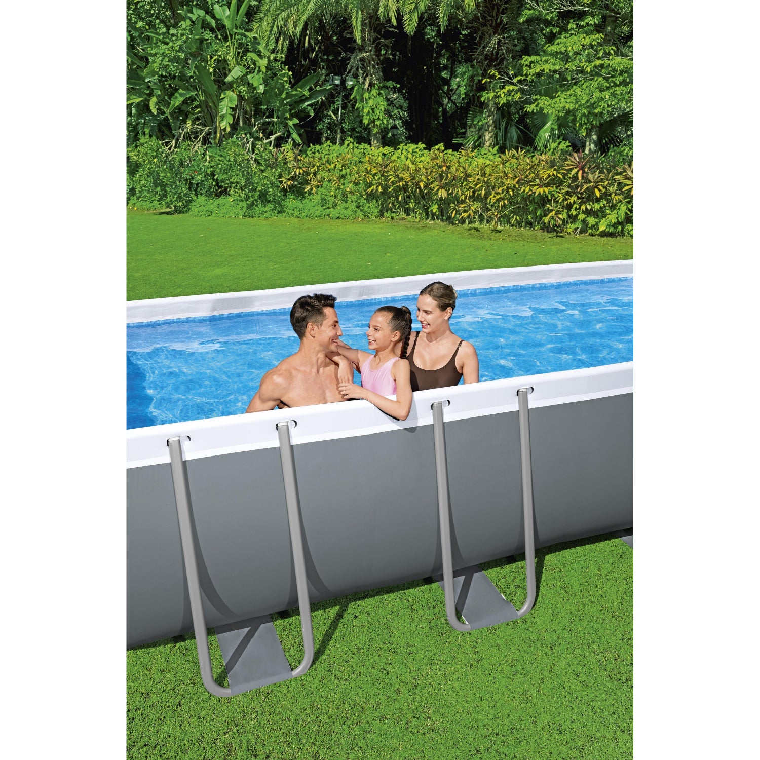 Piscina armable para exterior Bestway, vista lateral, disfrutando en el jardín