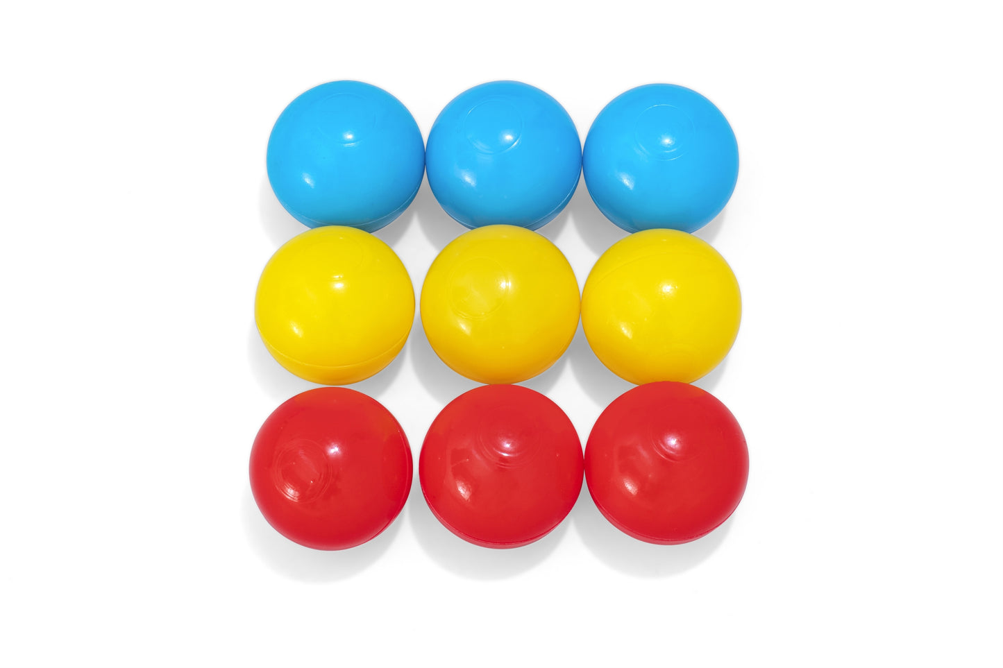 Juego de pong para piscina en colores azul, amarillo y rojo, vista superior