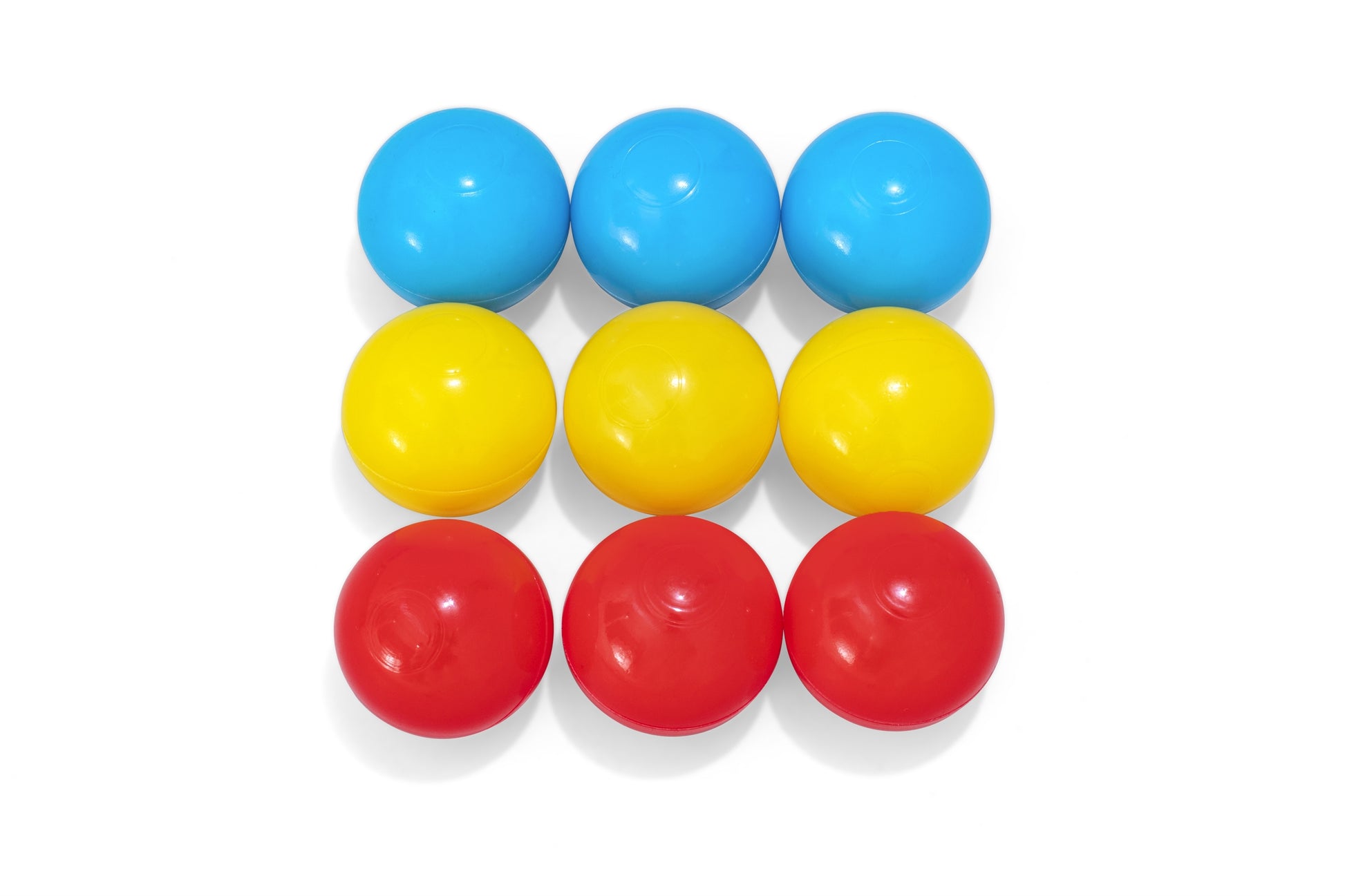 Juego de pong para piscina en colores azul, amarillo y rojo, vista superior