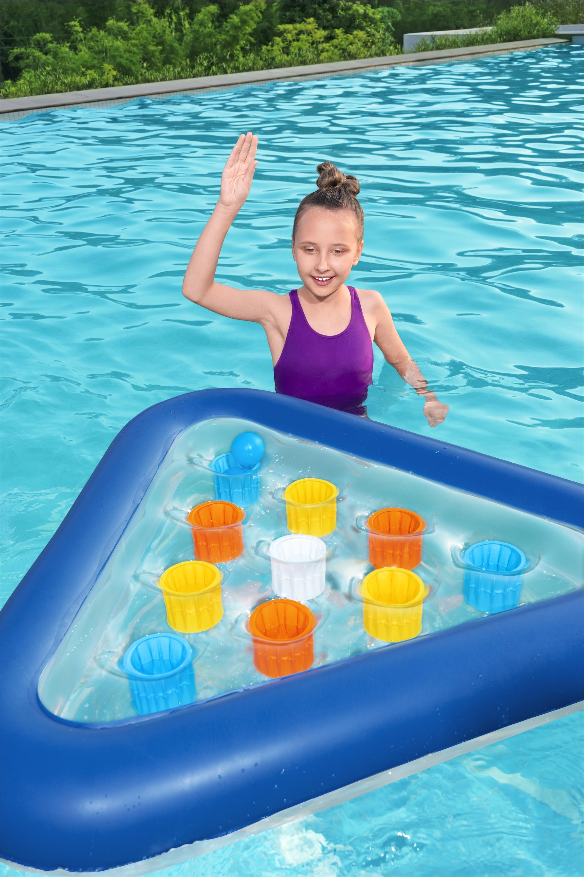Juego de pong para piscina inflable con colores vibrantes, vista desde la piscina