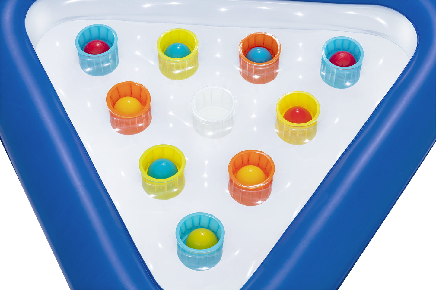 Juego de pong para piscina, vista superior, bolas de colores y canastas en plataforma azul