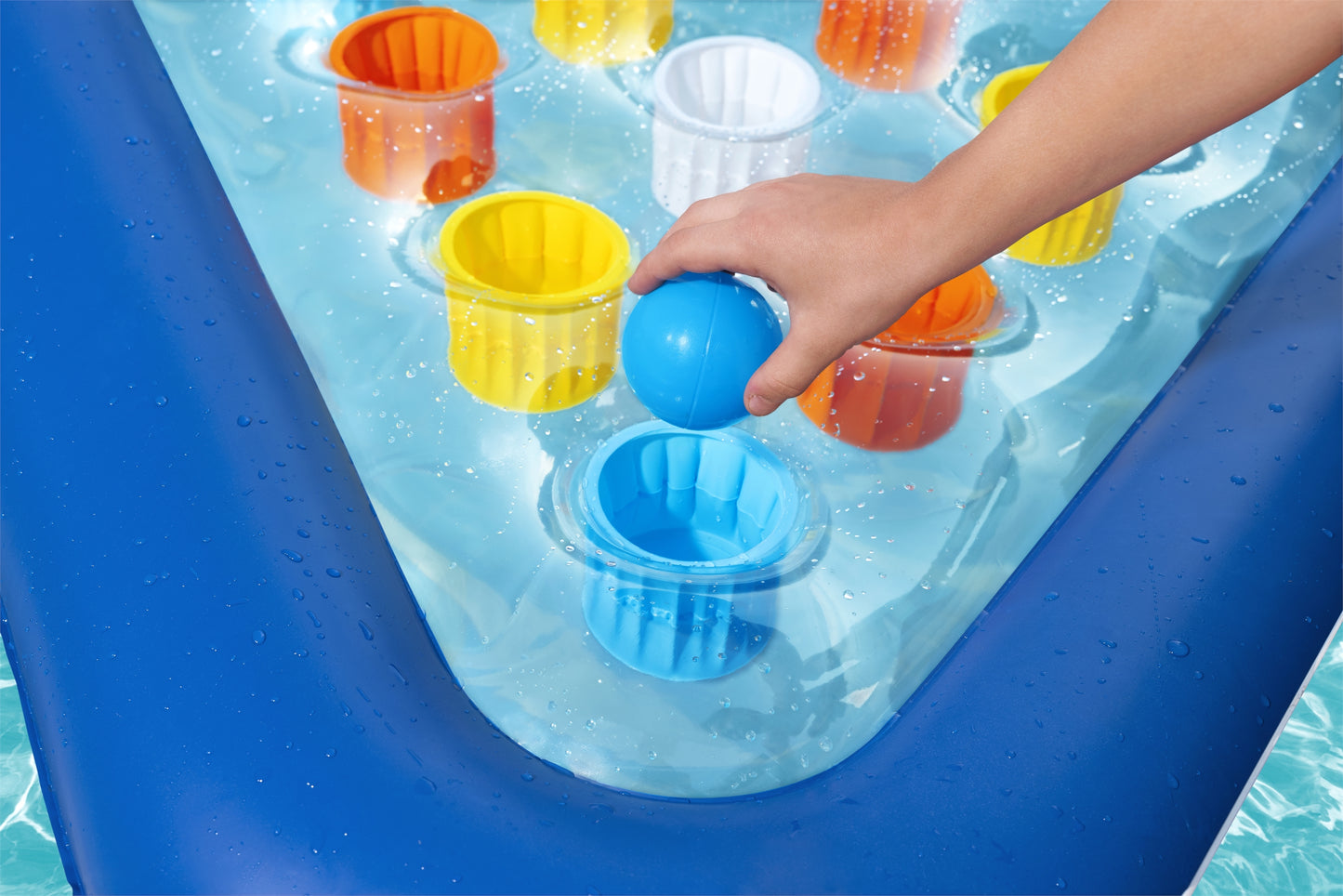 juego de pong para piscina azul, vista desde arriba con pelotas en el agua