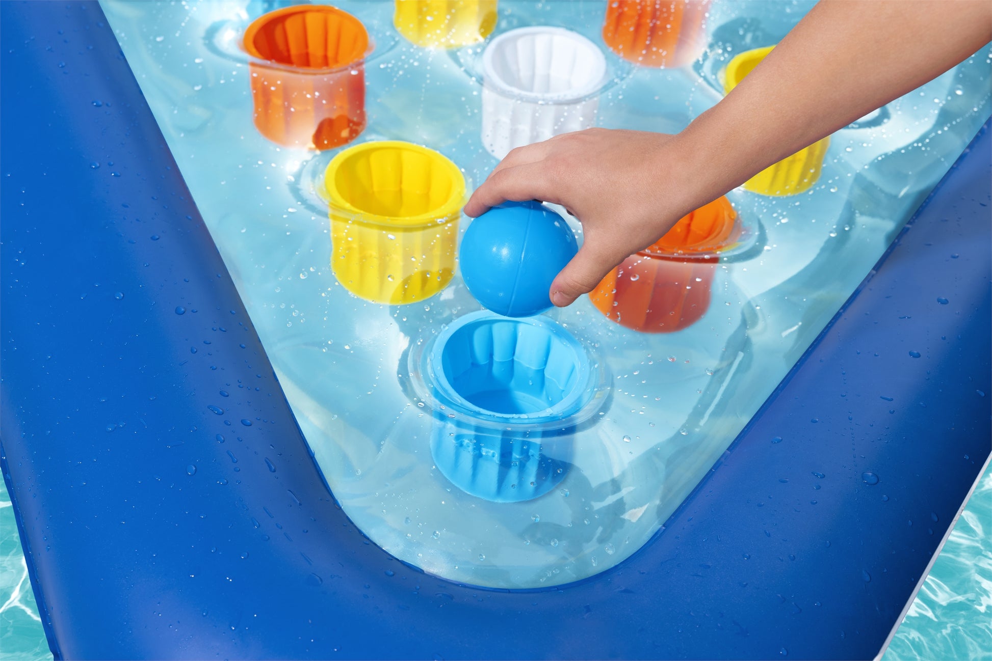 juego de pong para piscina azul, vista desde arriba con pelotas en el agua